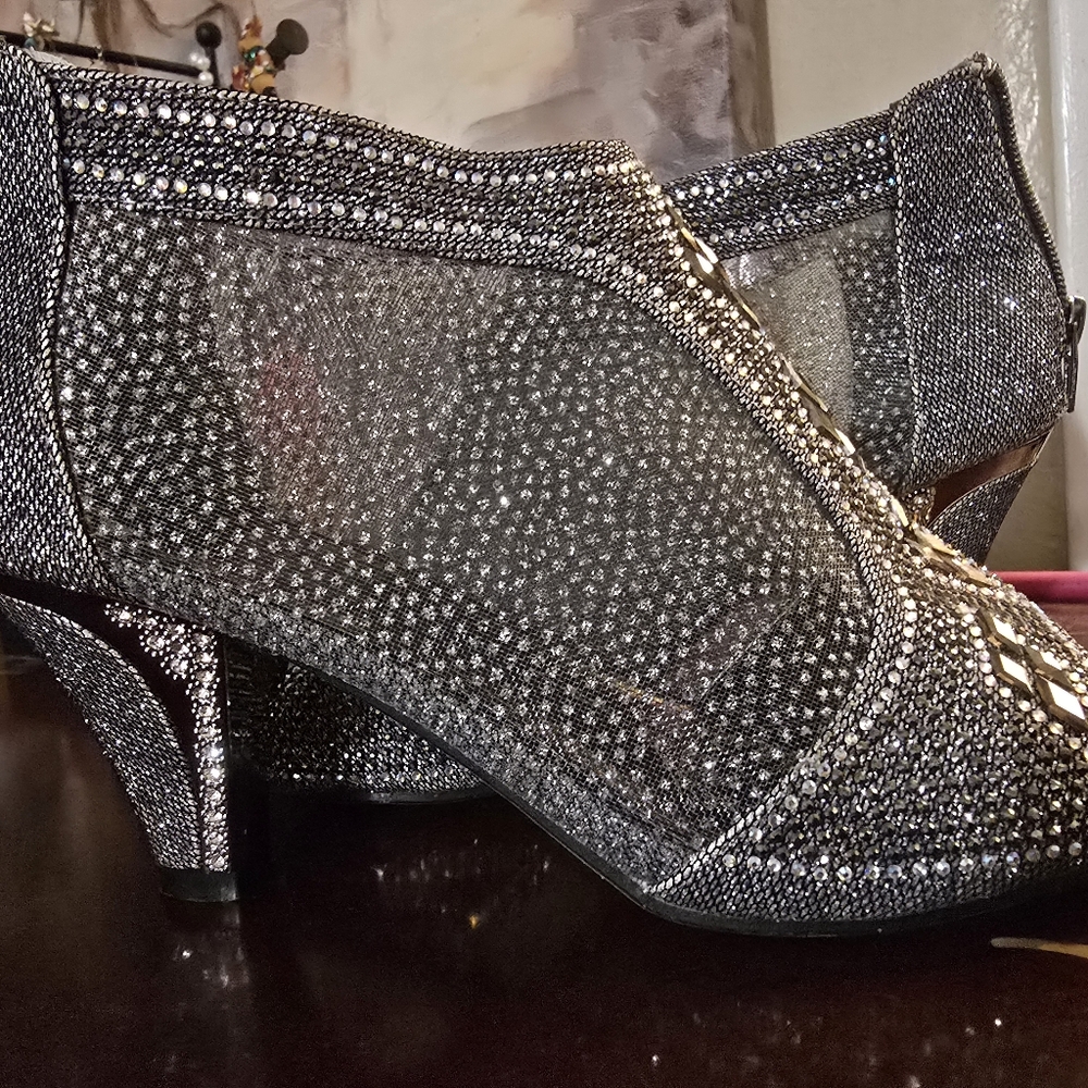 2.75 IN Silver Heeled Open toe with Rhinestone Embellishments SIZE 8.5W